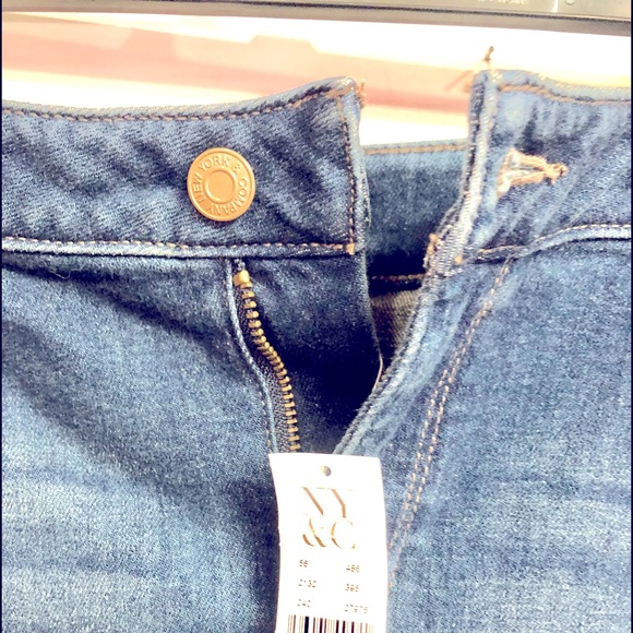 NEW YORK & CO fringe hem jean skirt medium wash size4/size5-6 runs a bit big NWT - Picture 7 of 12